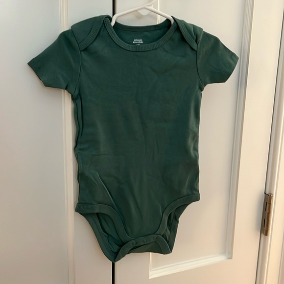NWOT Size 24M Amazon Essentials Onesie - Picture 1 of 3